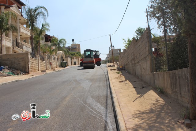  فيديو - بحضور رئيس البلدية المحامي عادل بدير .. يستمر تعبيد شوارع البلدة , تعبيد 4 شوارع بالقرب من شارع ال 24 الالتفافي  